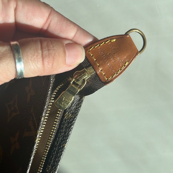 LOUIS VUITTON POCHETTE - Picture 3 of 3